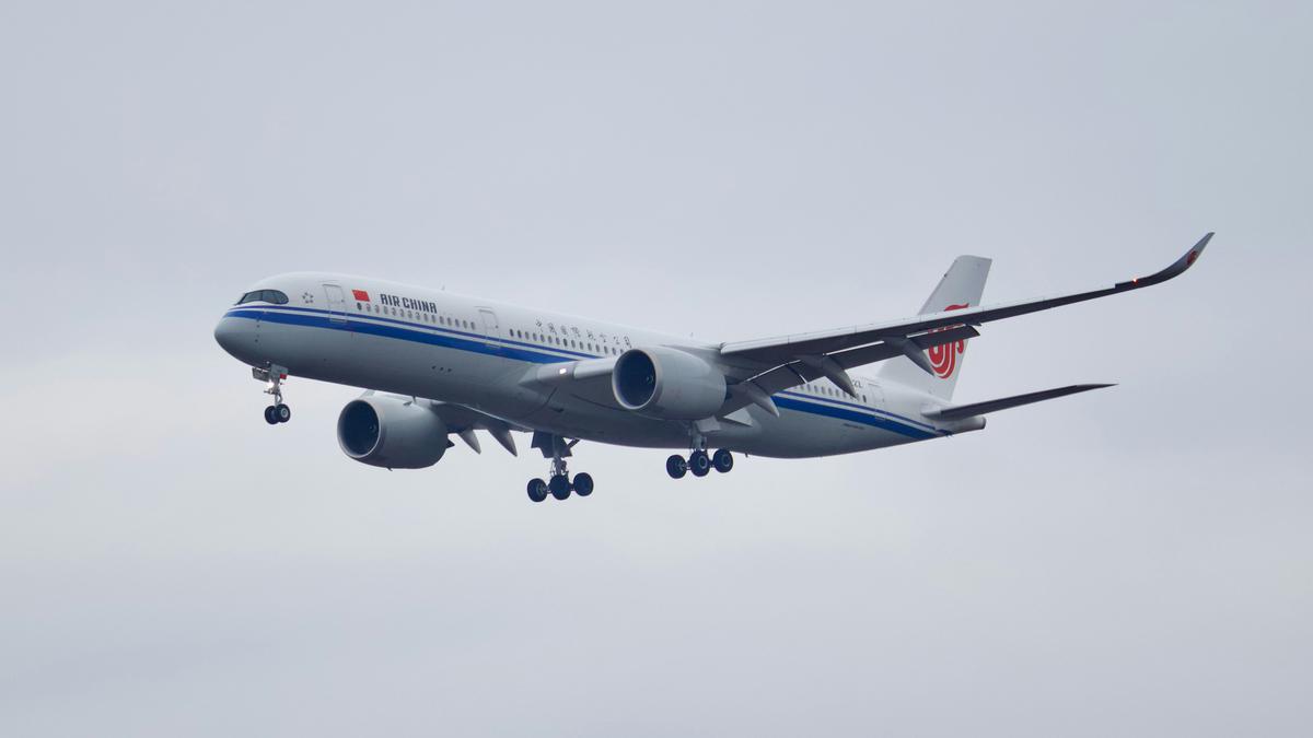 Pesawat Air China Mendarat Darurat di Shanghai Gara-gara Powerbank Terbakar di Tengah Penerbangan