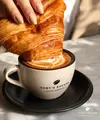 Kopi dan pastry di Toby's Estate. (dok. Instagram @tobysestateid)