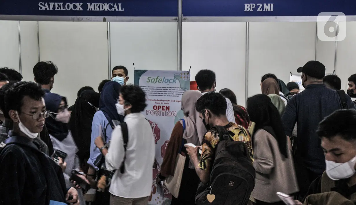 Calon pelamar kerja memadati booth perusahaan saat Jakarta Job Fair 2022 di ITC Cempaka Mas, Jakarta Pusat, Selasa (13/9/2022). (merdeka.com/Iqbal S. Nugroho)