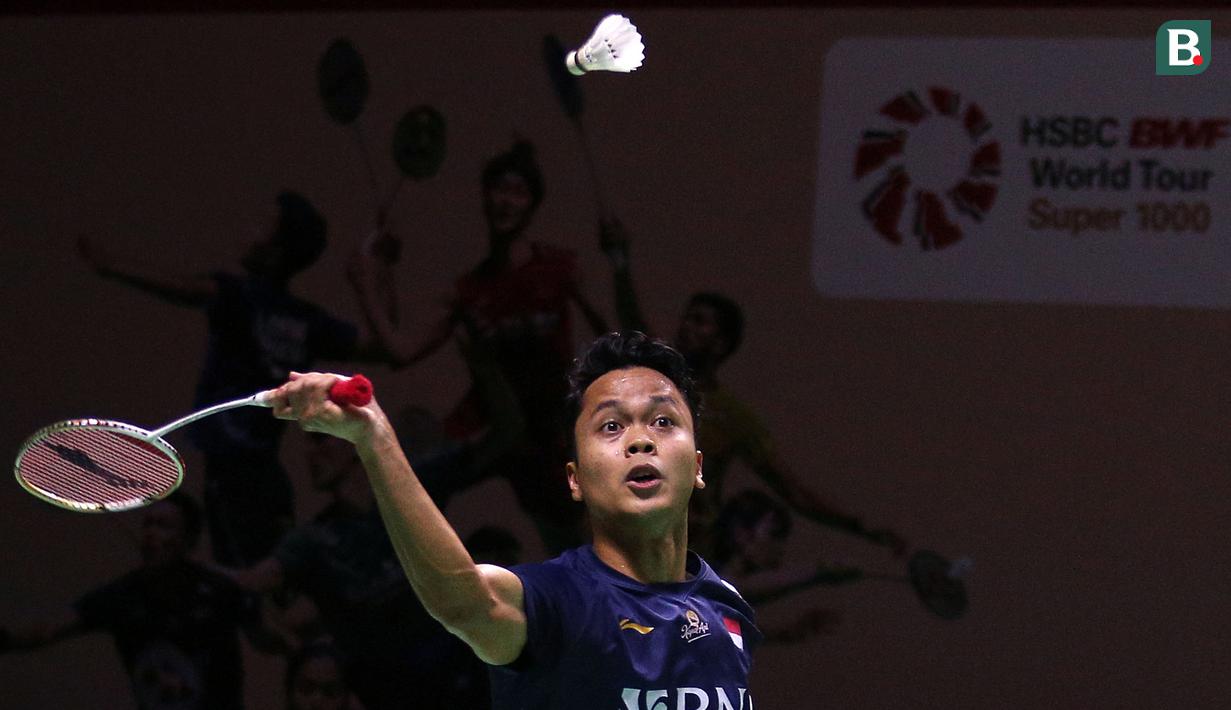 Pebulu tangkis tunggal putra Indonesia, Anthony Ginting berusaha mengembalikan shuttlecock saat menghadapi kompatriotnya, Jonatan Christie dalam pertandingan perempat final Indonesia Open 2023 di Istora Senayan, Jakarta, Rabu (14/6/2023). (Bola.com/Bagaskara Lazuardi)