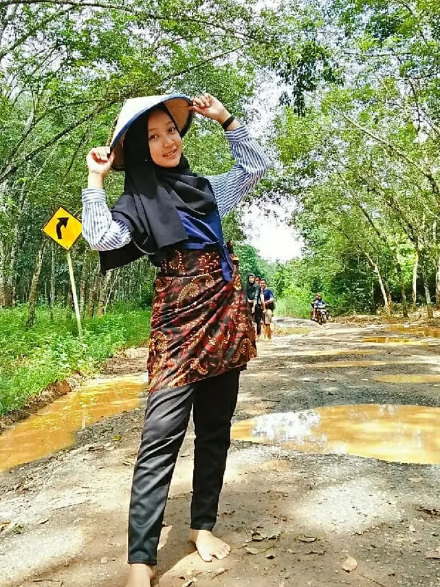 Pemotretan di Jalan Berlumpur dan Berlubang, Bentuk Protes Sang