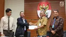 Sebanyak 110 pakar hukum tata negara yang tergabung dalam APHTN-HAN dan PUSaKO menyebut penggunaan hak angket merupakan modus anggota DPR untuk menyerang KPK, Jakarta, Rabu (14/6). (Liputan6.com/Helmi Afandi)
