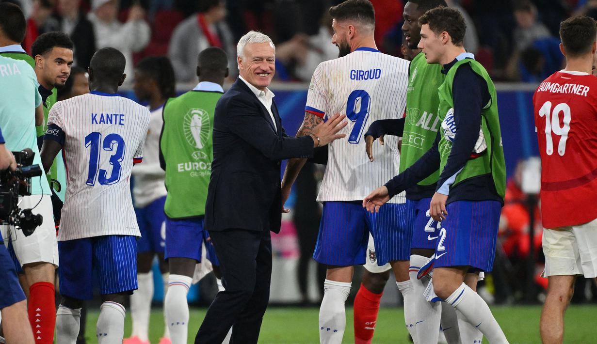 Pelatih Prancis, Didier Deschamps merayakan kemenangan bersama pemainnya atas Austria pada Grup D Euro 2024 di Duesseldorf Arena, Duesseldorf, Jerman, Selasa (18/06/2024) WIB. (AFP/Alberto Pizzoli)