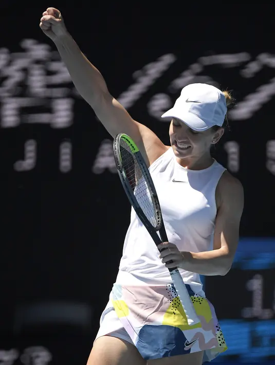 Petenis Rumania, Simona Halep berselebrasi setelah mengalahkan Anett Kontaveit dari Estonia pada perempat final  kejuaraan tenis Australia Terbuka di Melbourne (29/1/2020). Simona Halep menang 6-1, 6-1 atas Anett Kontaveit dan lolos ke babak semifinal Australia Terbuka. (AP Photo/Andy Brownbill)