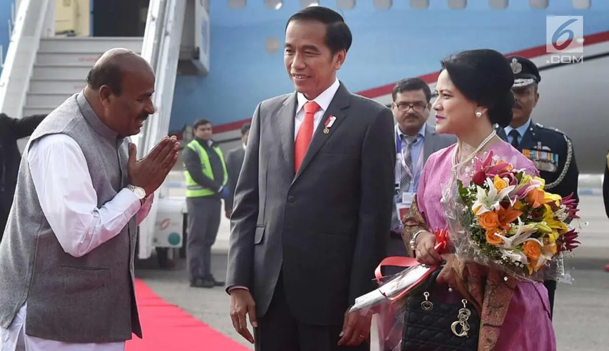 Presiden Joko Widodo dan Ibu Negara Iriana Joko Widodo disambut Kepala Protokol Negara India, Sanjay Verma di Pangkalan Udara Palam, New Delhi (25/1). Jokowi tiba di India pukul 12.10 Waktu Setempat (WS). (Liputan6.com/Pool/Biro Pers Setpres)