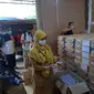 Belasan ribu botol obat sirup yang dipasok dari PT Afi Farma kepada 38 Puskesmas di Kota Tangerang, ditarik oleh Dinas Kesehatan (Dinkes) setempat, Selasa (8/11/2022). (Liputan6.com/Pramita Tristiawati)