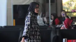 Bupati Lebak Iti Octavia Jayabaya saat mendatangi Gedung KPK di Jakarta, Kamis (15/11). Konsultasi pencegahan yang dilakukan Iti karena maraknya kepala daerah yang terjaring operasi tangkap tangan (OTT). (Merdeka.com/Dwi Narwoko)