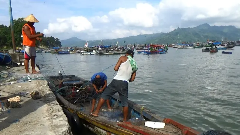 Cuaca Ekstrem Paksa Nelayan Tulungagung Beraktivitas di Darat