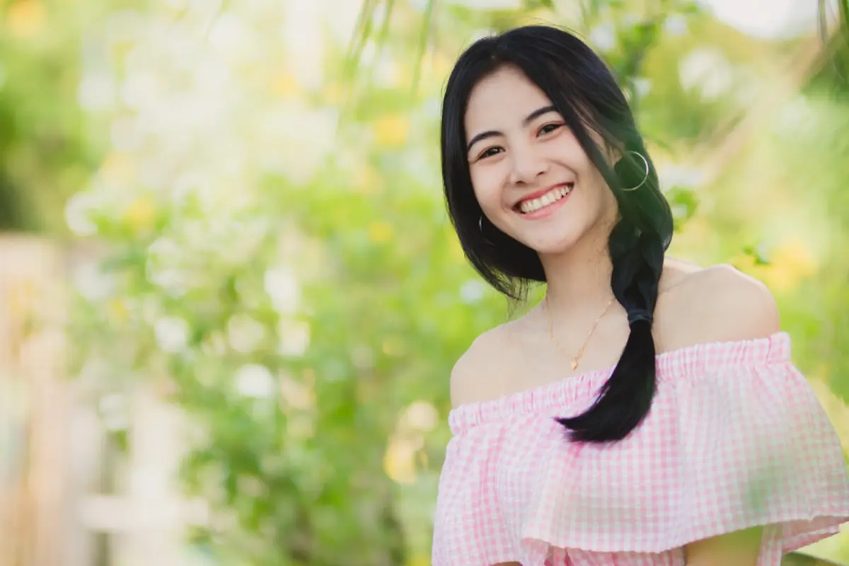 cantik tersenyum santai bahagia