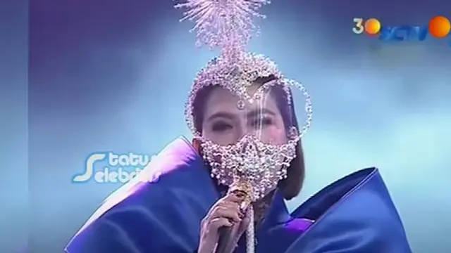 6 Potret Syahrini di HUT SCTV, Pakai Face Shield Hati dan Jubah Seberat 20 Kg