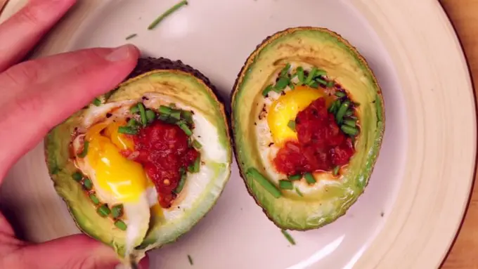 Resep: Alpukat Telur Panggang Lada Hitam