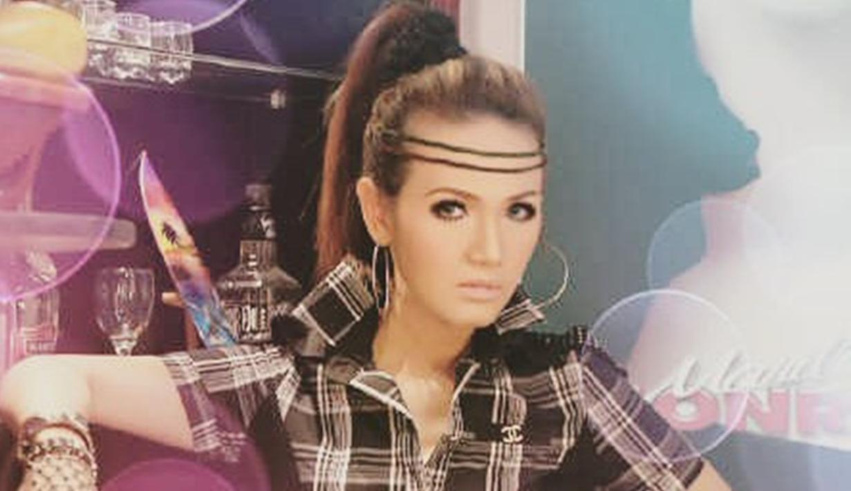 Viralnya lagu No Comment membuat sosok Tuty Wibowo banyak dibicarakan. Ia merupakan pedangdut kelahiran Bantul, 30 Juli 1975. Tuty memutuskan untuk terjun ke dunia tarik suara dan dikenal sebagai pedangdut di tahun 2011. Ia merilis album The Best Tuty Wibowo. (Liputan6.com/IG/@tuty_wibowo)