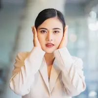 ilustrasi perempuan menutup telinga/KimSongsak/Shutterstock