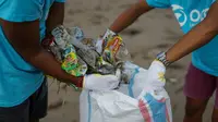 Pengelolaan sampah plastik harus melibatkan berbagai pihak dari berbagai sektor. (Foto: Unsplash/OCG Saving The Ocean)
