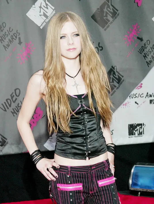 Seorang sumber mengatakan, Avril nampaknya sangat mencintai Ryan. Terbukti dengan memberikan pelukan dan ciuman mesra untuk Ryan. (AFP/Bintang.com)