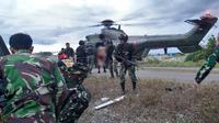 Pasukan TNI diserang KKB saat patroli di Distrik Kenyam, Nuda, Papua, Kamis (26/11/2020). Tiga prajurit yang terluka dievakuasi menggunakan helikopter. (Dok Puspen TNI)
