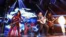 Aria Baron gitaris handal Indonesia ini berkolaborasi dengan band Kotak yang memiliki genre musik Rock. (Galih W. Satria/Bintang.com)