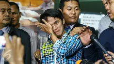 Reza Pahlevi menangis usai melaporkan Indra Bekti ke Polda Metro Jaya, Jakarta, Selasa (2/2).Reza melaporkan Indra Bekti terkait perbuatan cabul anak di bawah umur yang dilakukan pada tahun 2010 hingga 2013. (Liputan6.com/Yoppy Renato)