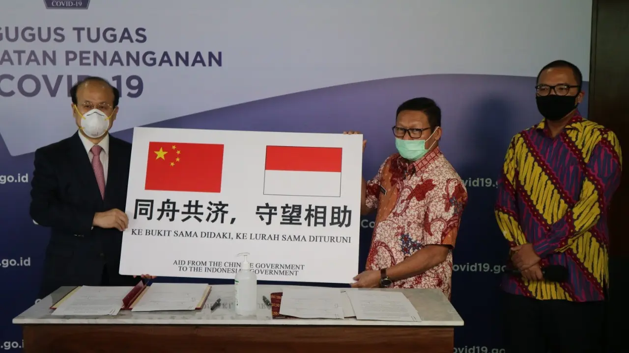 Gugus Tugas Percepatan Penanganan Covid-19 menerima bantuan dari pemerintah China secara simbolis di Graha BNPB, Jakarta. (dok BNPB)