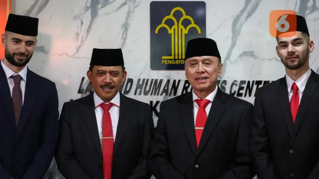 Foto: Pakai Peci Hingga Ucapkan Sumpah, Jordi Amat dan Sandy Walsh Sah Jadi Warlok