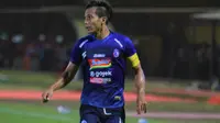 Hendro Siswanto menjadi kapten dadakan Arema FC saat melawan PSM Makassar. (Bola.com/Iwan Setiawan)