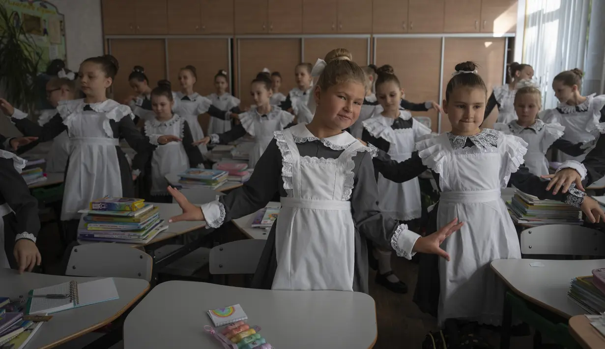 Bagi anak-anak Ukraina, beberapa tahun terakhir merupakan masa-masa yang penuh dengan gangguan. (AP Photo/Efrem Lukatsky)
