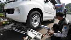 Sejumlah petugas menderek sebuah mobil di kawasan Casablanca, Jakarta, Rabu (12/11/2014). (Liputan6.com/Miftahul Hayat)