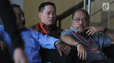 Anggota DPR RI dari Fraksi Partai Golkar Melchias Marcus Mekeng (kanan) berada di ruang tunggu sebelum menjalani pemeriksaan di Gedung KPK, Rabu (8/5/2019). Melchias Marcus Mekeng diperiksa sebagai saksi dalam kasus dugaan korupsi e-KTP dengan tersangka Markus Nari. (merdeka.com/Dwi Narwoko)