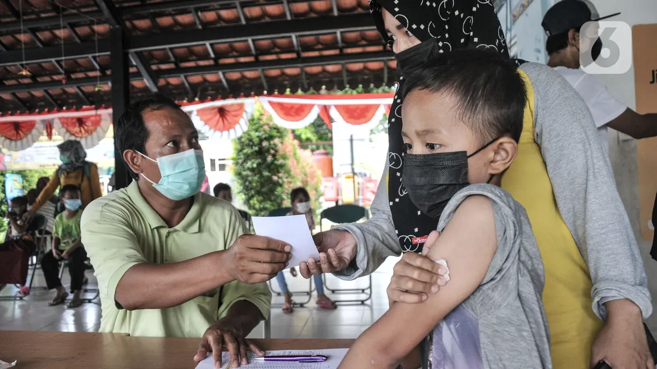 Antusias Anak Sekolah Ikut Imunisasi DT