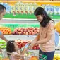 Ilustrasi sebuah keluarga kecil sedang berbelanja. (ilen nalishawa / Shutterstock.com)