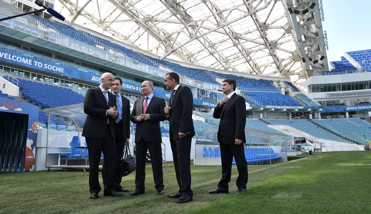 Presiden Rusia, Vladimir Putin bersama Presiden FIFA, Gianni Infantino mengunjungi Stadion Fisht di resor Laut Hitam Sochi, Kamis (3/5). Fisht Stadium menjadi salah satu  venue untuk Piala Dunia 2018. (Alexey NIKOLSKY/SPUTNIK/AFP)