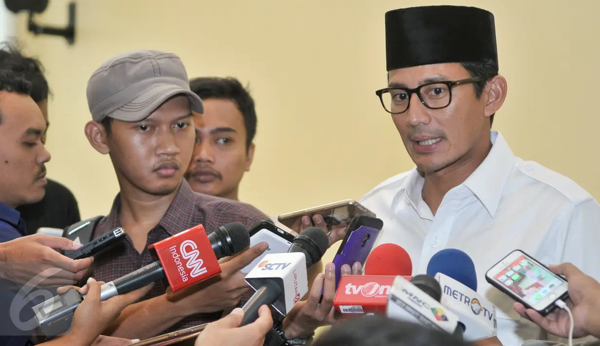 Sandiaga Uno memaparkan tujuan kedatangannya ke kantor DPP PKS di Jalan TB Simatupang, Jakarta, Senin (6/3). Anies-Sandi melakukan pertemuan dengan presiden PKS untuk membahas strategi kampanye pilgub di putaran kedua. (Liputan6.com/Yoppy Renato)