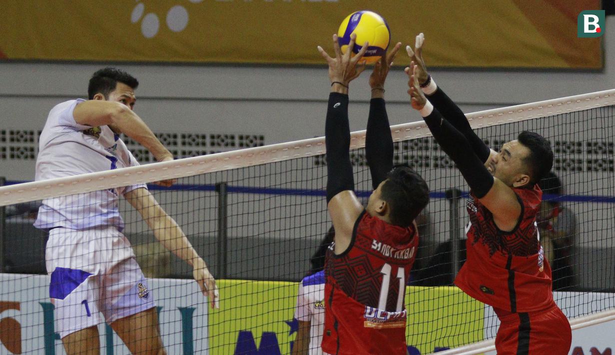 Pemain Palembang Bank Sumsel Babel, Sandy Akbar (tengah) dan I Putu Randu berusaha memblok bola smes dari pemain Bogor LavAni, Daffa Naufal pada laga PLN Mobile Proliga 2022 di Padepokan Voli Jenderal Polisi Kunarto, Sentul, Sabtu (29/1/2022). (Bola.com/M Iqbal Ichsan)