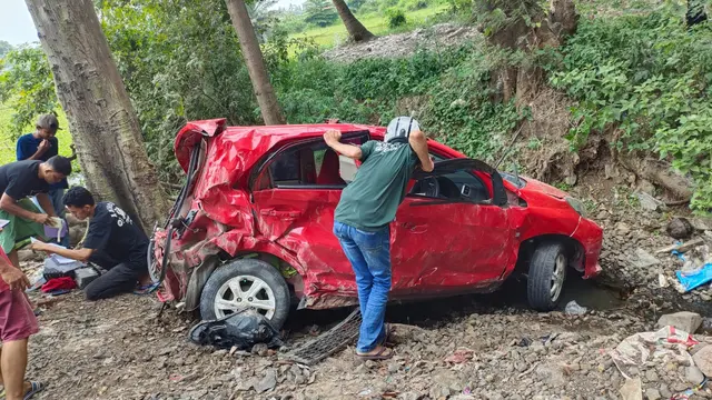 Kondisi Mobil Yang Terjun Dari Jalan Tol Tangerang-Merak. (Jumat, 01/10/2021). (Istimewa).
