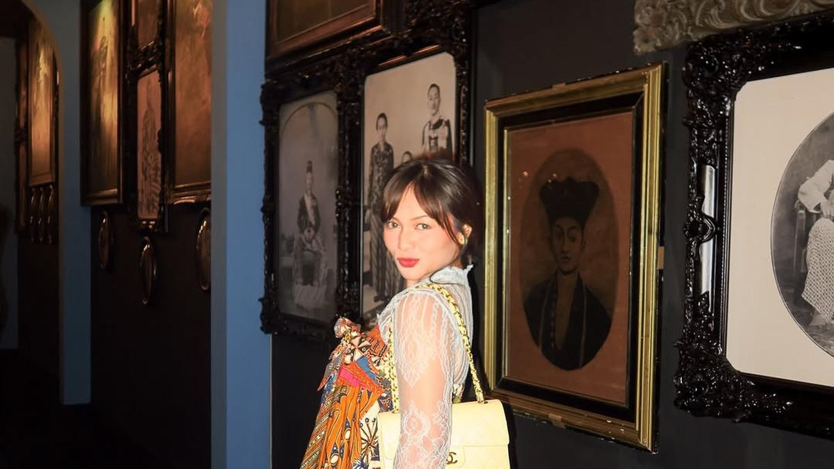 6 Potret Cara Unik Amel Carla Layering Kebaya dan Dress Batik, Bikin Tampilan Kondangan Makin Stylish