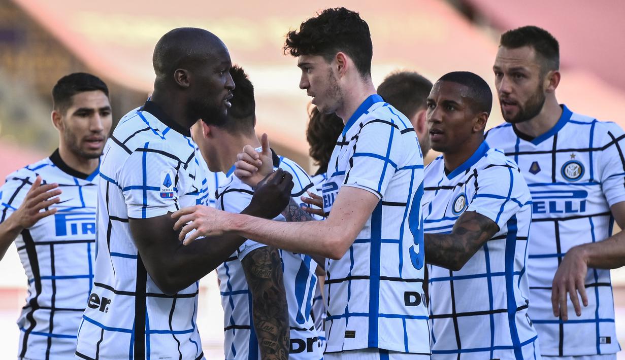 Gol kemenangan Inter Milan dilesakkan oleh Romelu Lukaku (penalti, 62') dan Lautaro Martinez (85'). Adapun gol balasan Torino dicetak Antonio Sanabria pada menit ke-70. (Foto: AFP/Marco Bertorello)