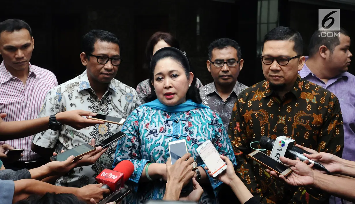 Wakil Ketua Dewan Pakar Partai Golkar, Siti Hediati Hariyadi (tengah) bersama Ketua GMPG A Doli Kurnia memberi keterangan usai pertemuan di Jakarta, Jumat (11/8). Keduanya meminta Setya Novanto mundur. (Liputan6.com/Helmi Fithriansyah)