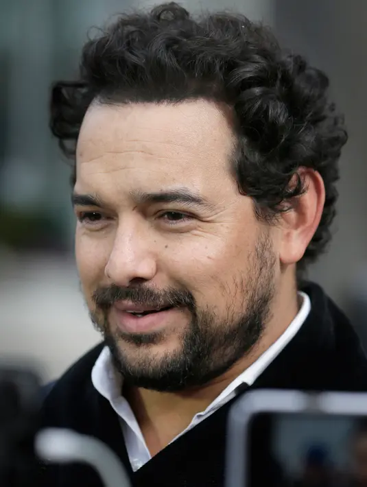 Aktor Meksiko, Alejandro Edda memberikan keterangan di luar pengadilan federal Brooklyn, (28/1). Edda muncul menghadiri sidang gembong narkoba, Joaquin "El Chapo" Guzman demi mendalami perannya di drama Netflix berjudul Narcos: Mexico. (AP/Seth Wenig)