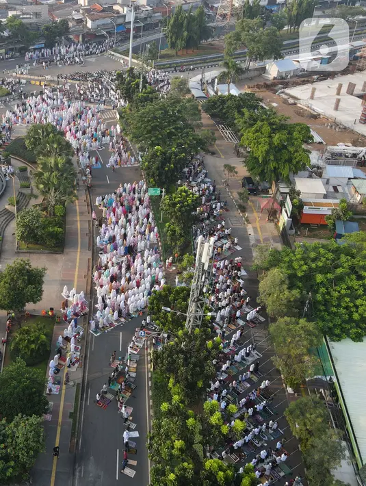 Foto udara memperlihatkan suasana sholat Idul Fitri 1442 H di masjid Raya Al Arif, Jalan Stasiun Senen, Jakarta, Kamis (13/5/2021). Seluruh umat muslim serentak melaksanakan salat Ied di sejumlah masjid dan jalan terbuka dengan menerapkan protokol kesehatan. (merdeka.com/Imam Buhori)