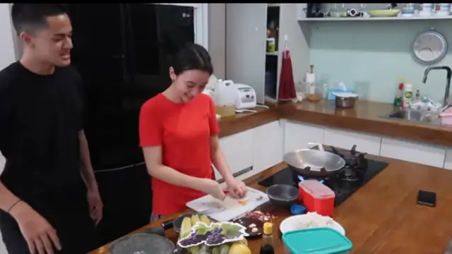 Masak Bareng, Ini 7 Momen Manis Megan Domani dan Jeremie Moeremans