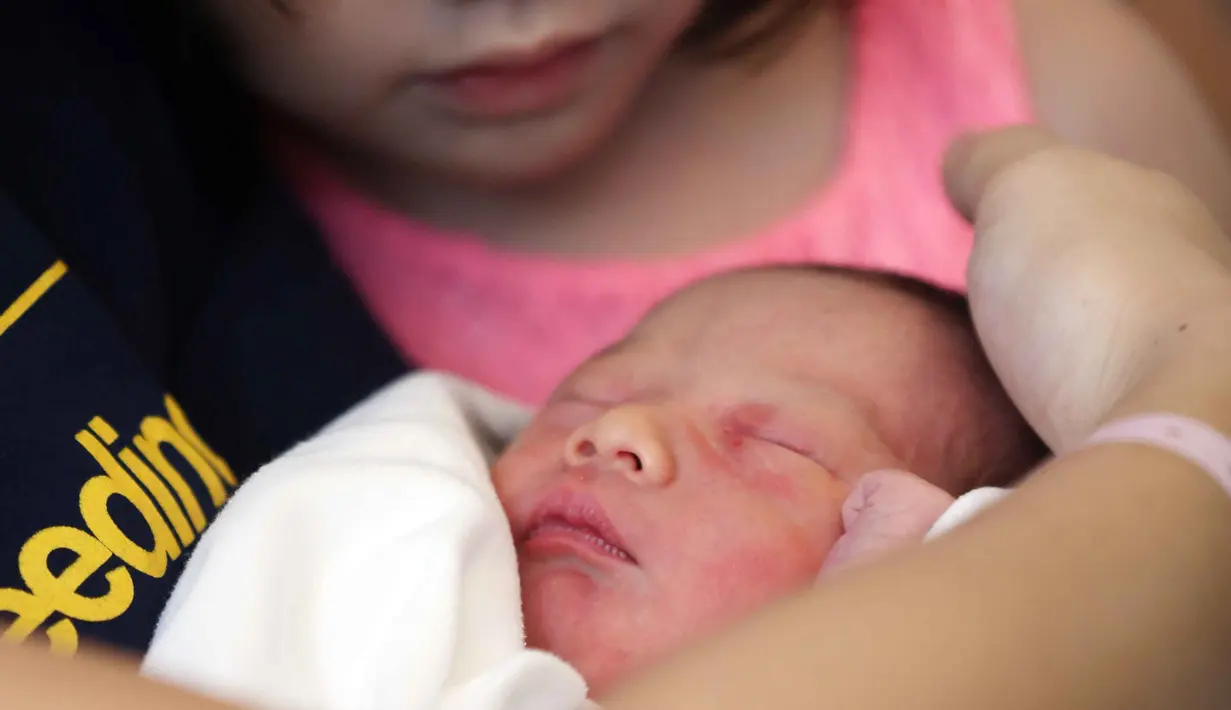 "Ketuban terus keluar, dan kontraksi justru semakin sedikit.. dalam hati terusssss berdoa "ya Allaah, lancarkan persalinan ini. Biarkan anak saya lahir secara normal dan sehat" (alias uminya udah ketakutan bakal di SC duluan 😂)," tulis Dian.(Nurwahyunan)