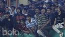 Suporter memberikan dukungan kepada pemain Timnas Indonesia U-16 saat pertandingan melawan Singapura pada laga uji coba di Stadion Wibawa Mukti, Cikarang, Kamis, (8/6/2017). Indonesia menang 4-0. (Bola.com/M Iqbal Ichsan)