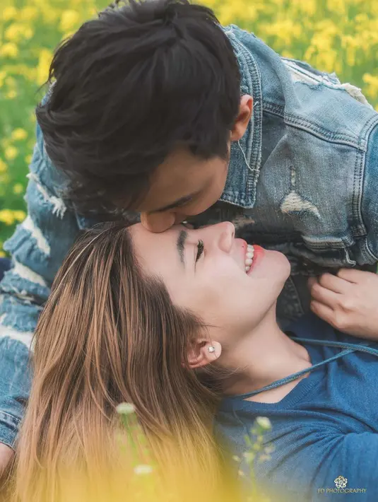 "Kirain pakai clna putih itu kaki , Masya Allah putih bet ya," tulis mayaprilla5. "Gw kira felic pake stocking ternyata kulit asli edan putih bgt g slh sih jd owner scarlet putihx ky susu," tulis shyfameow. "itu kaki apa ubin hotel, putih amat," tulis mrtns.d.r. [Instagram/fdphotography90]