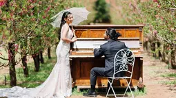 Keduanya melakukan sesi foto prewedding di sebuah taman. (Liputan6.com/IG/@rayrafi)