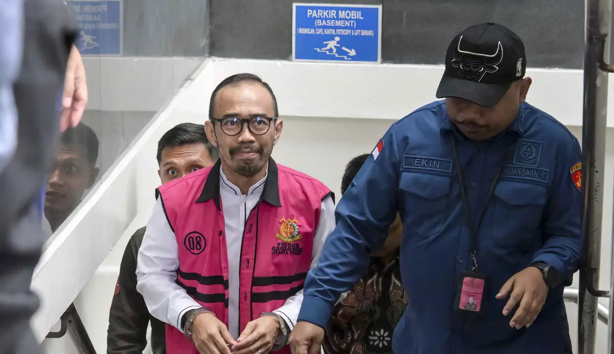 Mantan Direktur Utama PT Pertamina Patra Niaga, Riva Siahaan (kiri), dikawal menuju ke ruang sidang untuk mendengar pembacaan vonis oleh majelis hakim Pengadilan Tindak Pidana Korupsi, Jakarta, Kamis (26/2/2026). (BAY ISMOYO/AFP)