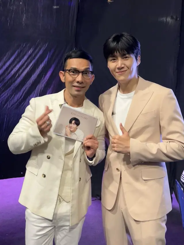 5 Potret Indra Herlambang saat Jadi MC Fan Meeting Artis Korea Selatan, Seru Banget