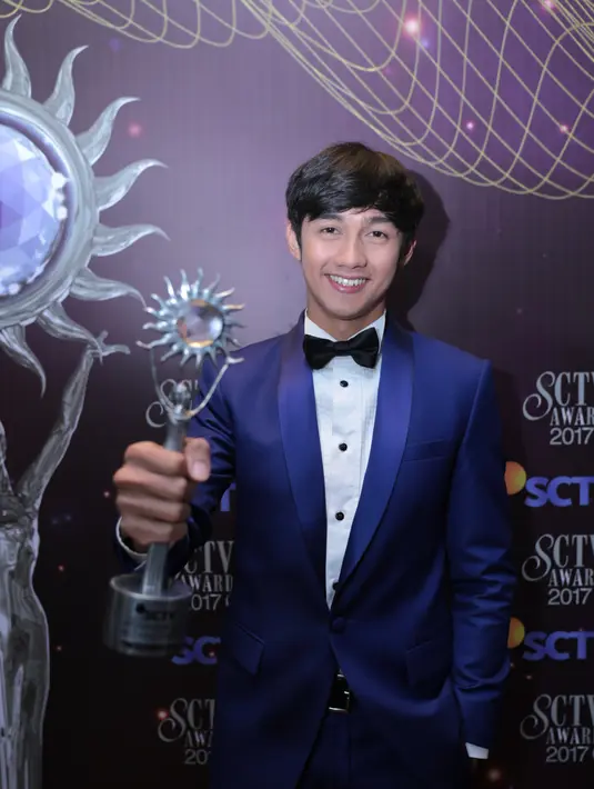 Sementara itu, piala Aktor Pendamping Paling Ngetop dimiliki oleh Caesar Hito. Dirinya berhasil unggul dari Cemal Faruk, Donny Michael, Dylan Carr dan Omar Daniel. (Adrian Putra/Bintang.com)