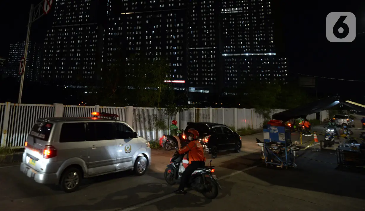 Mobil ambulans berjalan di luar RS Darurat Wisma Atlet, Jakarta, Selasa (22/6/2021). Bertepatan dengan HUT ke-494 DKI Jakarta, ada peningkatan kasus COVID-19 yang sudah memasuki fase kritis. (merdeka.com/Imam Buhori)