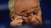 Claudio Ranieri dipecat sebagai manajer Leicester City pada Kamis (23/2/2017). (AFP/Miguel Riopa)