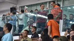 Presiden Jokowi dan Gubernur DKI Jakarta, Anies Baswedan tertawa lepas saat berbincang disela pertandingan Final Piala Presiden 2018 antara Persija Jakarta vs Bali United di Stadion Utama GBK, Sabtu (17/2). (LIputan6.com/Dok Gubernur DKI/Khairudin Safri)